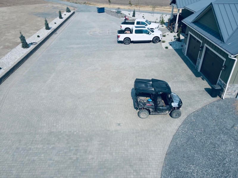Vista aérea de una entrada de adoquines terminada en una casa nueva