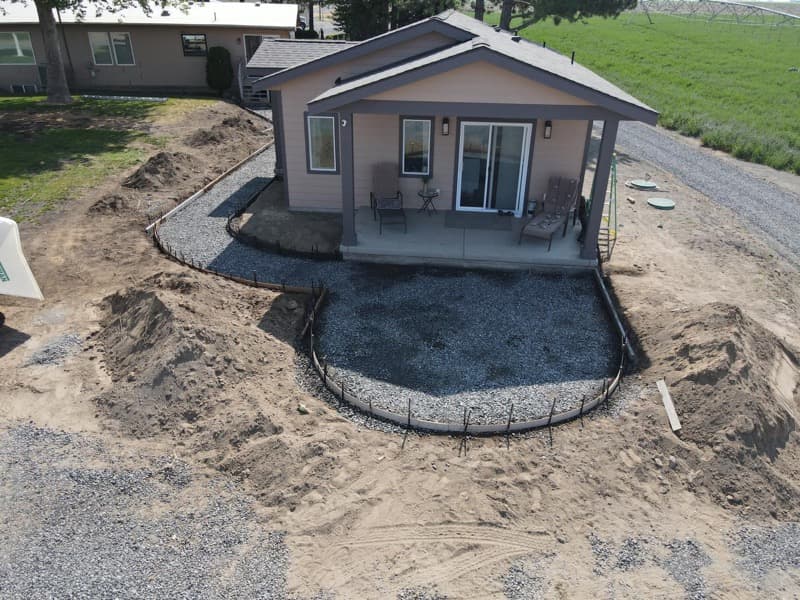 Área de patio trasero delimitada y nivelada antes de pavimentar