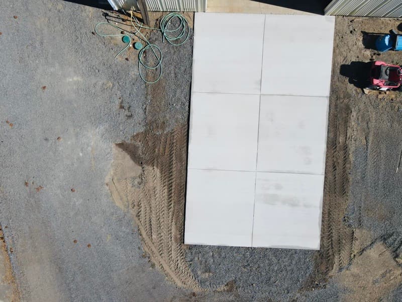 Losa de concreto en instalación en un patio trasero